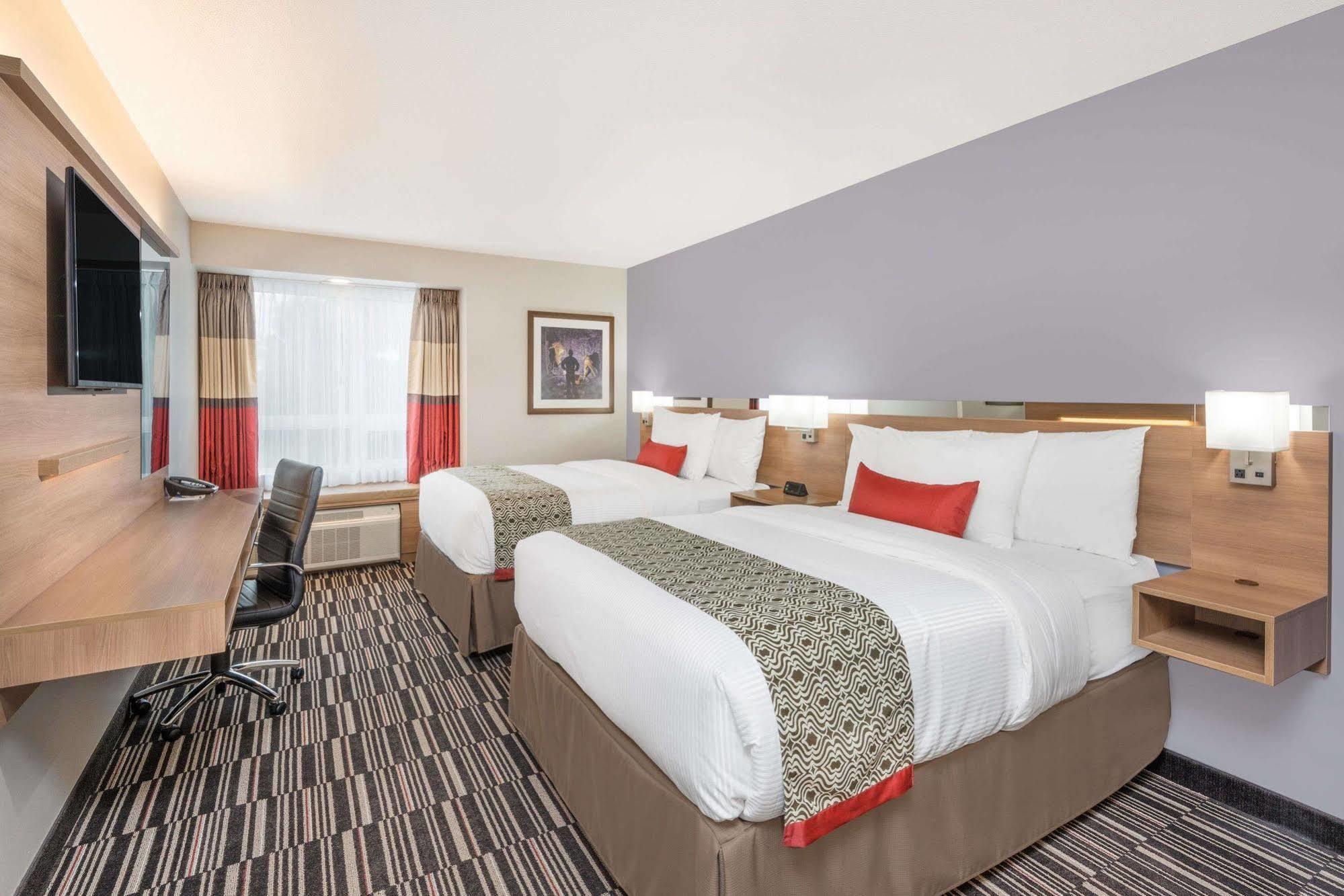 Microtel Inn & Suites By Wyndham Sudbury Bagian luar foto