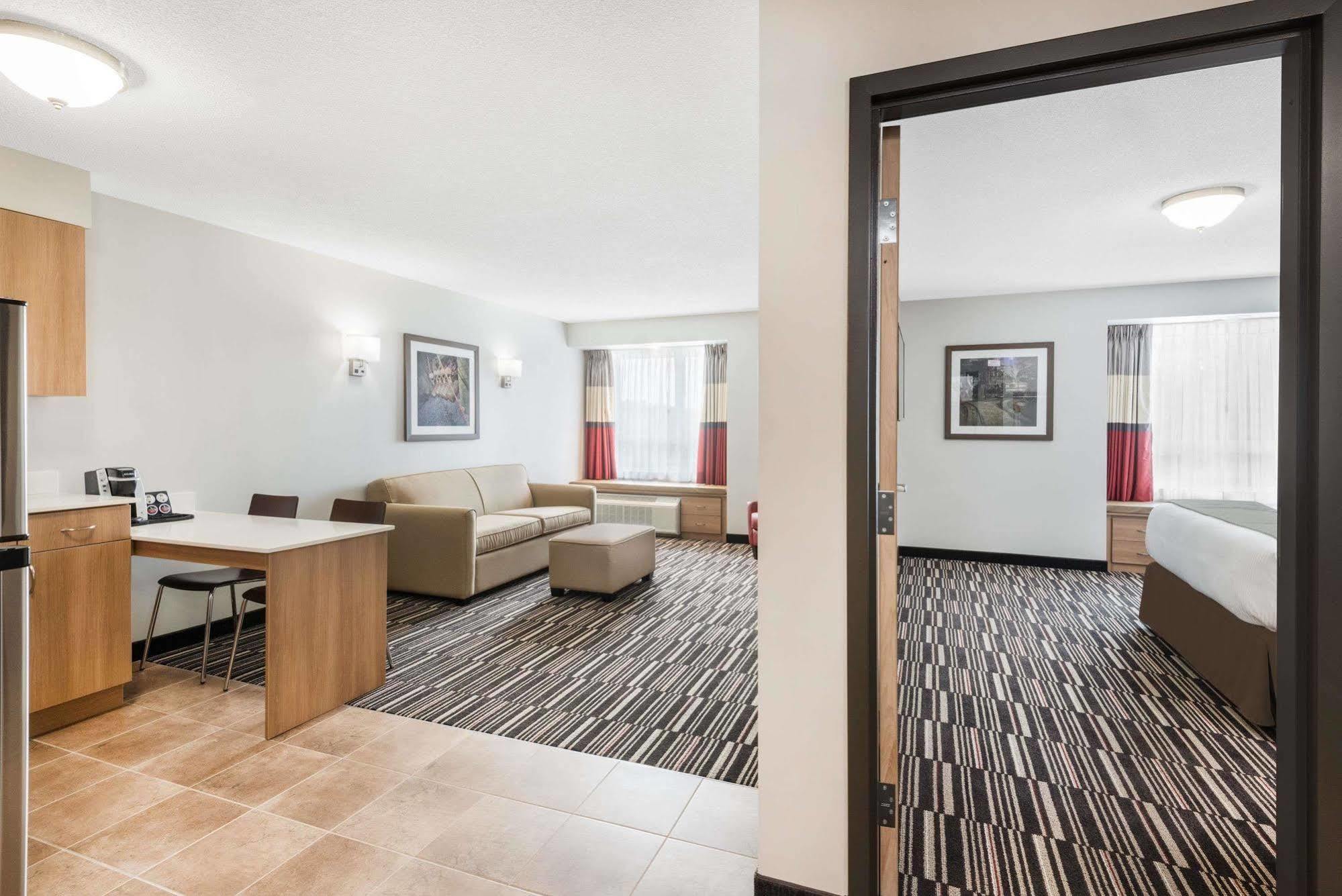 Microtel Inn & Suites By Wyndham Sudbury Bagian luar foto