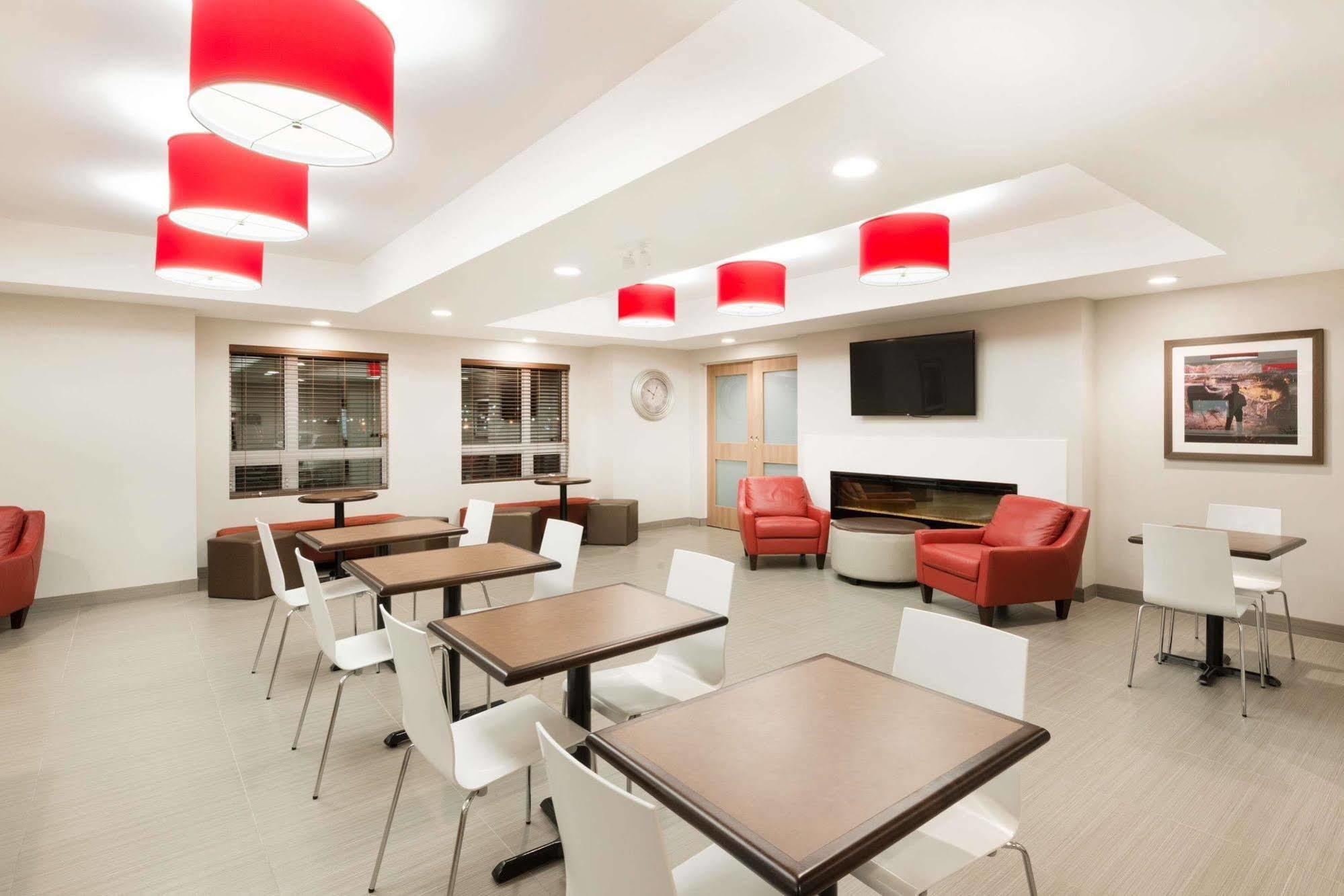 Microtel Inn & Suites By Wyndham Sudbury Bagian luar foto