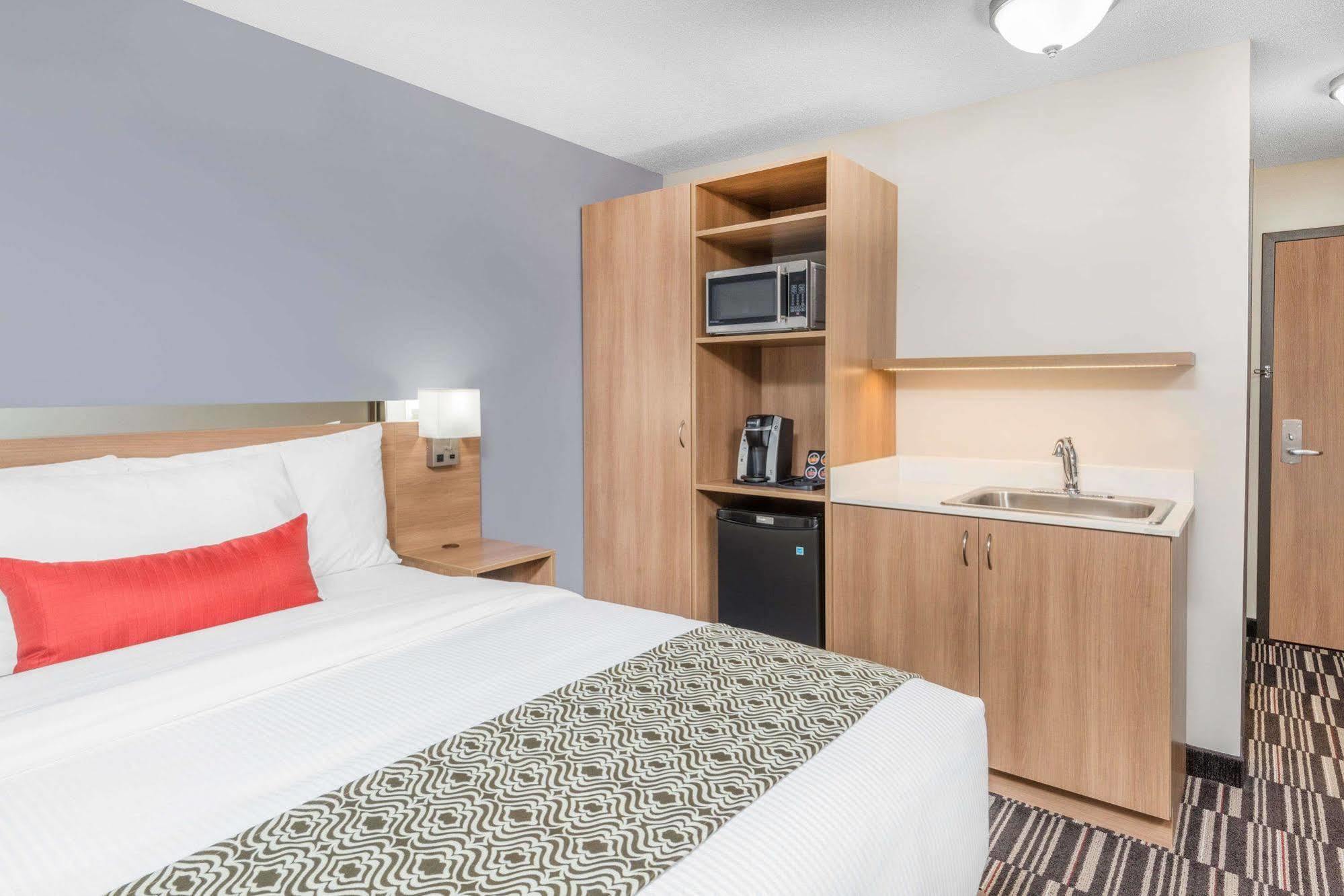 Microtel Inn & Suites By Wyndham Sudbury Bagian luar foto