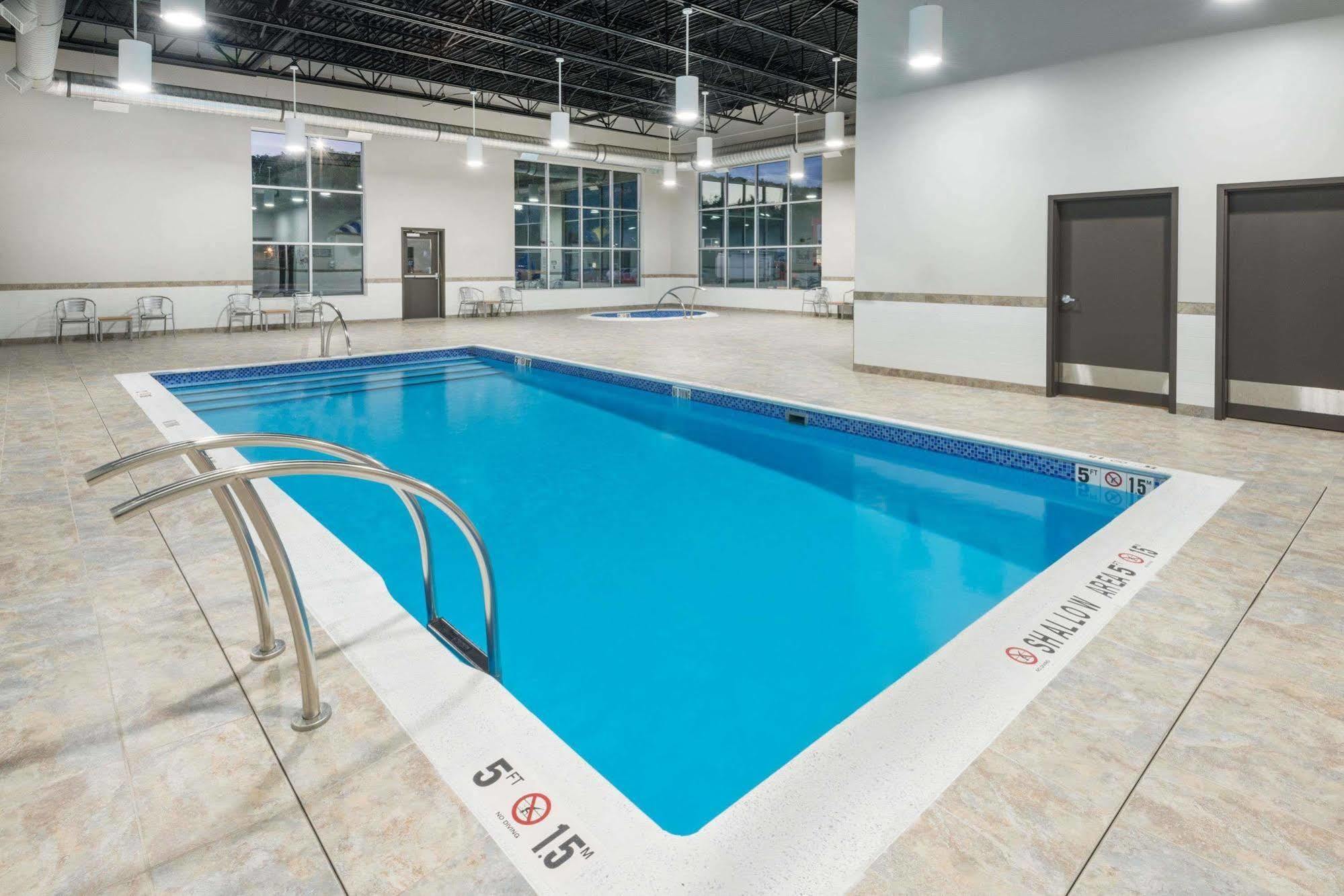 Microtel Inn & Suites By Wyndham Sudbury Bagian luar foto